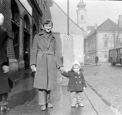 Magyarország, Budapest I., Batthyány tér, a Vásárcsarnok előtt. Háttérben a Szent Ferenc sebei templom és az egykori ferences kolostor., 1957, Kurutz Márton, kettős portré, taxiállomás, Budapest, kézenfogva, Fortepan #17879