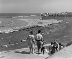 Románia, Konstanca, kilátás a Strada Mihai Eminescu felől az óváros felé, középen a Modern strand., 1968, Bojár Sándor, Fortepan #178792