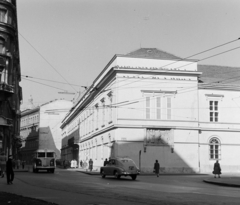 Magyarország, Budapest V., Egyetem tér, szemben a Károlyi utca. Jobbra a Henszlmann Imre utca túlsó sarkán a Károlyi palota, a Petőfi Irodalmi Múzeum., 1960, Bojár Sándor, Budapest, Fortepan #178799