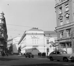 Magyarország, Budapest V., Egyetem tér, szemben a Károlyi utca. Jobbra a Henszlmann Imre utca túlsó sarkán a Károlyi palota, a Petőfi Irodalmi Múzeum., 1960, Bojár Sándor, Budapest, Fortepan #178800