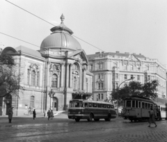 Magyarország, Budapest XIII., Szent István körút, Vígszínház (ekkor a Magyar Néphadsereg Színháza)., 1960, Bojár Sándor, Budapest, Ikarus 66, villamos, Fortepan #178802