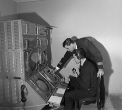 Magyarország, Ferihegyi (ma Liszt Ferenc) repülőtér, Budapest XVIII., dr. Voit Erik áll és oktatja a leszállító radar indikátor használatát, aki 1967-től a Körzeti Irányító Központ (ACC) vezetője, 1969-től pedig a frissen megalakult Magyar Légiforgalmi Irányítók Szövetsége (HATCA) első elnöke volt., 1965, Bojár Sándor, Budapest, radar, vezérlőterem, Fortepan #178808