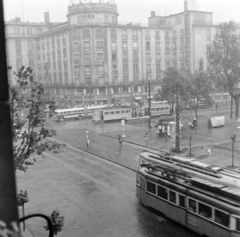 Magyarország, Budapest V.,Budapest VII.,Budapest VIII., Múzeum körút az Astoria kereszteződés és a Rákóczi út felé nézve, szemben az MTA lakóház és a Georgia bérpalota., 1960, Bojár Sándor, eső, Budapest, Fortepan #178811