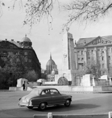 Magyarország, Budapest V., Szabadság tér, szovjet hősi emlékmű, háttérben a Parlament kupolája., 1960, Bojár Sándor, Budapest, Fortepan #178815