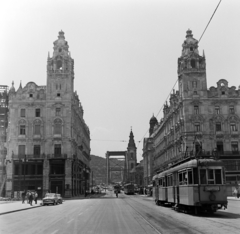 Magyarország, Budapest V., Ferenciek tere (Felszabadulás tér), a Klotild paloták között villamos-végállomás a Szabad sajtó útnál. Háttérben az épülő Erzsébet híd., 1964, Bojár Sándor, Budapest, Fortepan #178817