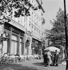 Magyarország, Budapest V., Vörösmarty tér, a Gerbeaud (Vörösmarty) cukrászda terasza., 1960, Bojár Sándor, Budapest, Fortepan #178819