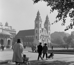 Magyarország, Budapest V., Március 15. tér, balra Erzsébet királyné emlékművének csarnoka, szemben a Belvárosi templom., 1959, Bojár Sándor, emlékmű, Budapest, Fortepan #178823