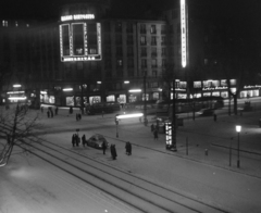 Magyarország, Budapest V.,Budapest VII.,Budapest VIII., Astoria kereszteződés, Károly (Tanács) körút - Rákóczi út sarok, MTA lakóház., 1960, Bojár Sándor, este, Budapest, hó, neonreklám, Fortepan #178826