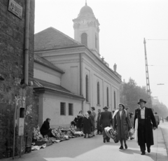 Magyarország, Budapest VIII., Rákóczi út, Matyó árusok a Szent Rókus-kápolna mellett., 1960, Bojár Sándor, Budapest, Fortepan #178828