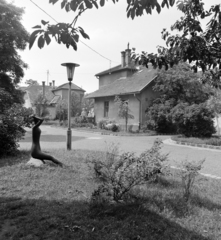 Magyarország, Budapest VIII., Százados úti Művésztelep, Szörény utca. Balra az Ülő nő című szobor, Bencsik István alkotása (1964)., 1965, Bojár Sándor, Budapest, Fortepan #178830