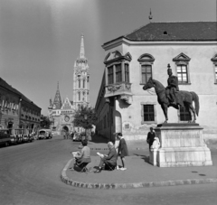 Magyarország, budai Vár, Budapest I., Úri utca - Szentháromság utca sarok, jobbra Hadik András lovasszobra (ifj. Vastagh György, 1937.), háttérben a Mátyás-templom., 1965, Bojár Sándor, Budapest, Fortepan #178841