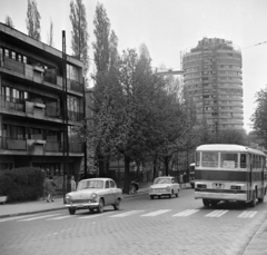 Magyarország, Budapest II., Szilágyi Erzsébet fasor a Városmajor utca torkolata felől nézve, szemben a befejezés előtt álló Budapest körszálló., 1967, Bojár Sándor, Budapest, Fortepan #178847