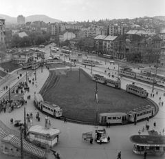 Magyarország, Budapest XII.,Budapest II., Széll Kálmán (Moszkva) tér, távolban a Budapest körszálló., 1967, Bojár Sándor, Budapest, Best of, villamos, tér, járókelő, Fortepan #178852