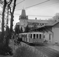 Magyarország, Széchenyihegy, Budapest XII., a Fogaskerekű végállomása. Háttérben a Vörös Csillag (egykor Golf, később Panoráma) szálloda., 1965, Bojár Sándor, Budapest, Fortepan #178858