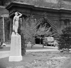 Magyarország, Budapest I., Clark Ádám tér, "0" kilométerkő, az ország úthálózatának kiindulópontja, Molnár László szobrászművész alkotása. Jobbra az Alagút., 1967, Bojár Sándor, Budapest, Fortepan #178866