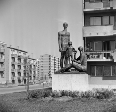 Magyarország, Óbuda, Budapest III., Gyenes utca - Bécsi út sarok, előtérben Somogyi József szobrászművész alkotása a Család (1963)., 1963, Bojár Sándor, Budapest, Fortepan #178873