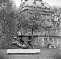 Magyarország, Budapest II., Árpád fejedelem útja, a Lukács fürdő előtti parkban Tar István alkotása (1966) Fekvő nőalak lanttal., 1967, Bojár Sándor, Budapest, Fortepan #178878