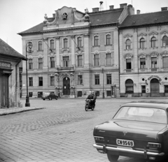 Magyarország, Óbuda, Budapest III., Fő tér, középen a Tanácsháza (később Polgármesteri Hivatal)., 1967, Bojár Sándor, Opel Kadett, rendszám, Budapest, Danuvia-márka, Skoda Octavia, Fortepan #178880