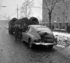 Magyarország, Budapest VIII., Orczy (Mező Imre) út, közlekedési baleset az általános iskola előtt. Háttérben az Elnök utca sarkán a Május 1. Ruhagyár épülete., 1967, Bojár Sándor, rendszám, Budapest, Fortepan #178886