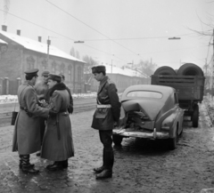 Magyarország, Budapest VIII., Orczy (Mező Imre) út, közlekedési baleset az általános iskola előtt. Háttérben balra a Benyovszky Móric utca torkolata., 1967, Bojár Sándor, Budapest, Fortepan #178887