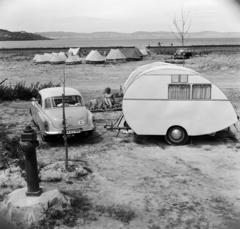 Magyarország,Balaton, Szántód, autós kemping, balra a háttérben a Tihanyi-félsziget., 1964, Bojár Sándor, lakókocsi, sátor, tűzcsap, Fortepan #178896