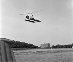 Magyarország,Balaton, Tihany, úszótalpas giro kite, háttérben a Hotel Tihany., 1965, Bojár Sándor, helikopter, Fortepan #178902