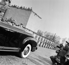 Magyarország, Budapest XIV., Ötvenhatosok tere (Felvonulási tér), április 4-i katonai díszszemle, balra az előtérben az autóban Kálazi József vezérőrnagy, háttérben a dísztribün., 1965, Bojár Sándor, Budapest, Fortepan #178936