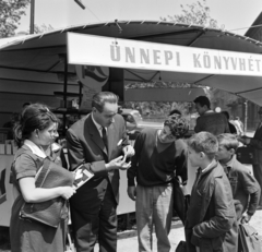 Magyarország, Budapest, Rodolfo (Gács Rezső) az Ünnepi Könyvhéten Bűvészkönyv című művének megjelenésekor., 1965, Bojár Sándor, Fortepan #178938