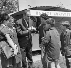 Magyarország, Budapest, Rodolfo (Gács Rezső) az Ünnepi Könyvhéten Bűvészkönyv című művének megjelenésekor., 1965, Bojár Sándor, Fortepan #178940