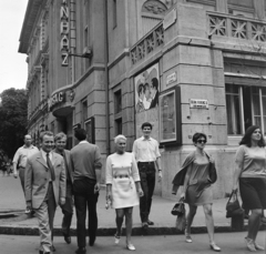 Hungary, Szeged, Vaszy Viktor tér (ekkor Wesselényi utca) - Deák Ferenc utca sarok, a Kijevi balett tagjai. Háttérben a Szabadság Mozi (később Belvárosi Mozi)., 1969, Bojár Sándor, Fortepan #178952