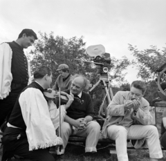 Magyarország, Tök, a Piroskával szabadságon című osztrák film forgatásán napsütésre várva, Richard Angst operatőr és Franz Josef Gottlieb rendező., 1965, Bojár Sándor, filmforgatás, hegedű, filmkamera, cigányzene, Fortepan #178967