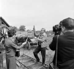 Magyarország, Tök, a Piroskával szabadságon című osztrák film forgatása., 1965, Bojár Sándor, filmforgatás, filmkamera, kerekeskút, operatőr, csapó, mikrofon, szekér, Fortepan #178968