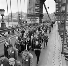 Magyarország, Budapest, Széchenyi Lánchíd. A keletnémet DEFA stúdió 1944-ben játszódó Élő áru című filmjének forgatása., 1965, Bojár Sándor, filmforgatás, zsidóság, Dávid csillag, zsidóüldözés, nyilas mozgalom, Fortepan #178970