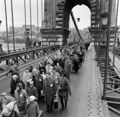 Magyarország, Budapest, Széchenyi Lánchíd. A keletnémet DEFA stúdió 1944-ben játszódó Élő áru című filmjének forgatása., 1965, Bojár Sándor, filmforgatás, zsidóság, Dávid csillag, zsidóüldözés, csendőr, Fortepan #178971