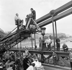 Magyarország, Budapest, Széchenyi Lánchíd. A keletnémet DEFA stúdió 1944-ben játszódó Élő áru című filmjének forgatása., 1965, Bojár Sándor, filmforgatás, filmkamera, Fortepan #178973