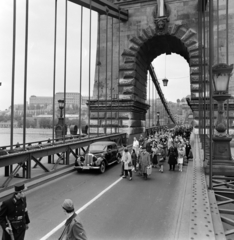 Magyarország, Budapest, Széchenyi Lánchíd. A keletnémet DEFA stúdió 1944-ben játszódó Élő áru című filmjének forgatása., 1965, Bojár Sándor, filmforgatás, zsidóság, Dávid csillag, zsidóüldözés, rendőr, Fortepan #178976