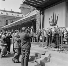 Magyarország, Budapest VIII., a Keleti pályaudvar érkezési oldala. Jobb szélen a mikrofonnál Josip Broz Tito, a fogadásakor, 1964. szeptember 11-én. Mellette Dobi István., 1964, Bojár Sándor, Budapest, Fortepan #178982