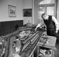 Hungary, Szeged, Somogyi utca 17., Vaszy Viktor zeneszerző az otthonában a terepasztalával., 1969, Bojár Sándor, model train, Fortepan #178987