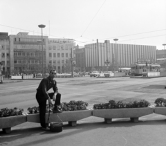 Magyarország, Budapest VII.,Budapest VIII., a Blaha Lujza tér a Rákóczi út - Erzsébet (Lenin) körút sarkától nézve, jobbra a Corvin Áruház., 1967, Bojár Sándor, egy lábon állni, Budapest, Fortepan #179004