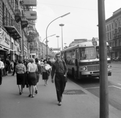 Magyarország, Budapest VII.,Budapest VIII., Erzsébet (Lenin) körút a József körút felé nézve, a Rákóczi út kereszteződésénél balra az Éjjel-nappali közért, jobbra az EMKE-ház., 1967, Bojár Sándor, Fortepan #179005