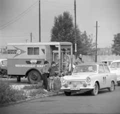 Magyarország, Budapest X., Albertirsai út, az V. Nemzetközi Cordatic Rallye résztvevője a rajtnál., 1965, Bojár Sándor, Budapest, benzinkút, rajtszám, rendszám, Trabant 601, pótkocsi, Ásványolaj Forgalmi Vállalat, Fortepan #179009