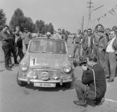 Magyarország, Budapest X., Albertirsai út, az V. Nemzetközi Cordatic Rallye résztvevője a rajtnál., 1965, Bojár Sándor, Budapest, filmkamera, rajtszám, rendszám, Fortepan #179011