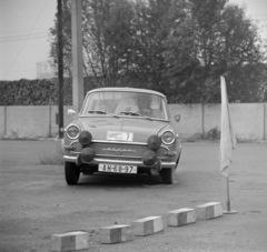 Magyarország, Budapest X., Albertirsai út, az V. Nemzetközi Cordatic Rallye résztvevője a rajtnál. Távolban a Kőbányai Gázgyár Zách utcai tartályának sziluettje., 1965, Bojár Sándor, Budapest, Fortepan #179012