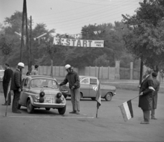 Magyarország, Budapest X., Albertirsai út, az V. Nemzetközi Cordatic Rallye résztvevői a rajtnál. Jobbra a Lóversenypálya kapuja., 1965, Bojár Sándor, autóverseny, Budapest, Fortepan #179017