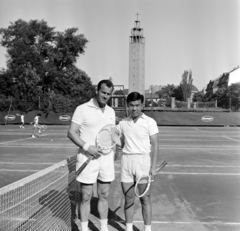 Magyarország, Városmajor, Budapest XII., jobbra a Maros utca, háttérben a Jézus Szíve-templom. A felvétel a Kínai válogatott - VTSK teniszmérkőzés alkalmával, 1965. június 29-én készült., 1965, Bojár Sándor, tenisz, teniszpálya, teniszütő, Budapest, Fortepan #179042