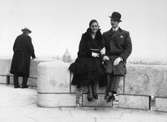 Hungary, Halászbástya, Budapest I., 1920, Jankovszky György, bowler hat, double portrait, Budapest, hold upper arms, sitting on a wall, Fortepan #17905