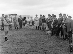 Magyarország, Tápiószele, a felvétel a VI-os számú Autójavító Vállalat vadásztársaságának nyúlvadászatán készült., 1960, Bojár Sándor, kutya, vadászat, vadászkutya, vadászfegyver, Fortepan #179051