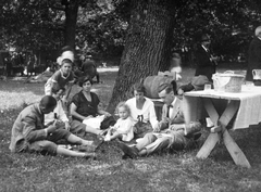 1925, Jankovszky György, free time, meal, tableau, barrel, picnic, summer, carafe, kids, basket, man, woman, Fortepan #17906