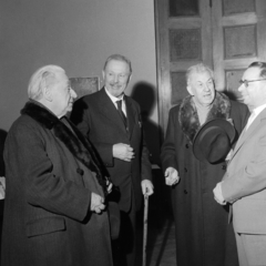 Magyarország, Budapest XIV., Hősök tere, Műcsarnok. Kisfaludi Strobl Zsigmond szobrászművész, Holló László festőművész, Hermann Lipót festőművész, Kállai Gyula politikus. A felvétel Holló László kiállításának megnyitóján készült., 1961, Bojár Sándor, Budapest, Fortepan #179062