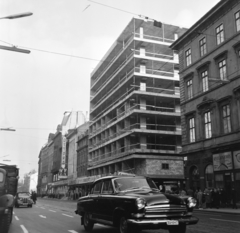 Magyarország, Budapest V., Kossuth Lajos utca az Astoria felé nézve, jobbra a Szép utca torkolatánál az épülő Hungarotex irodaház., 1965, Bojár Sándor, Budapest, Fortepan #179121